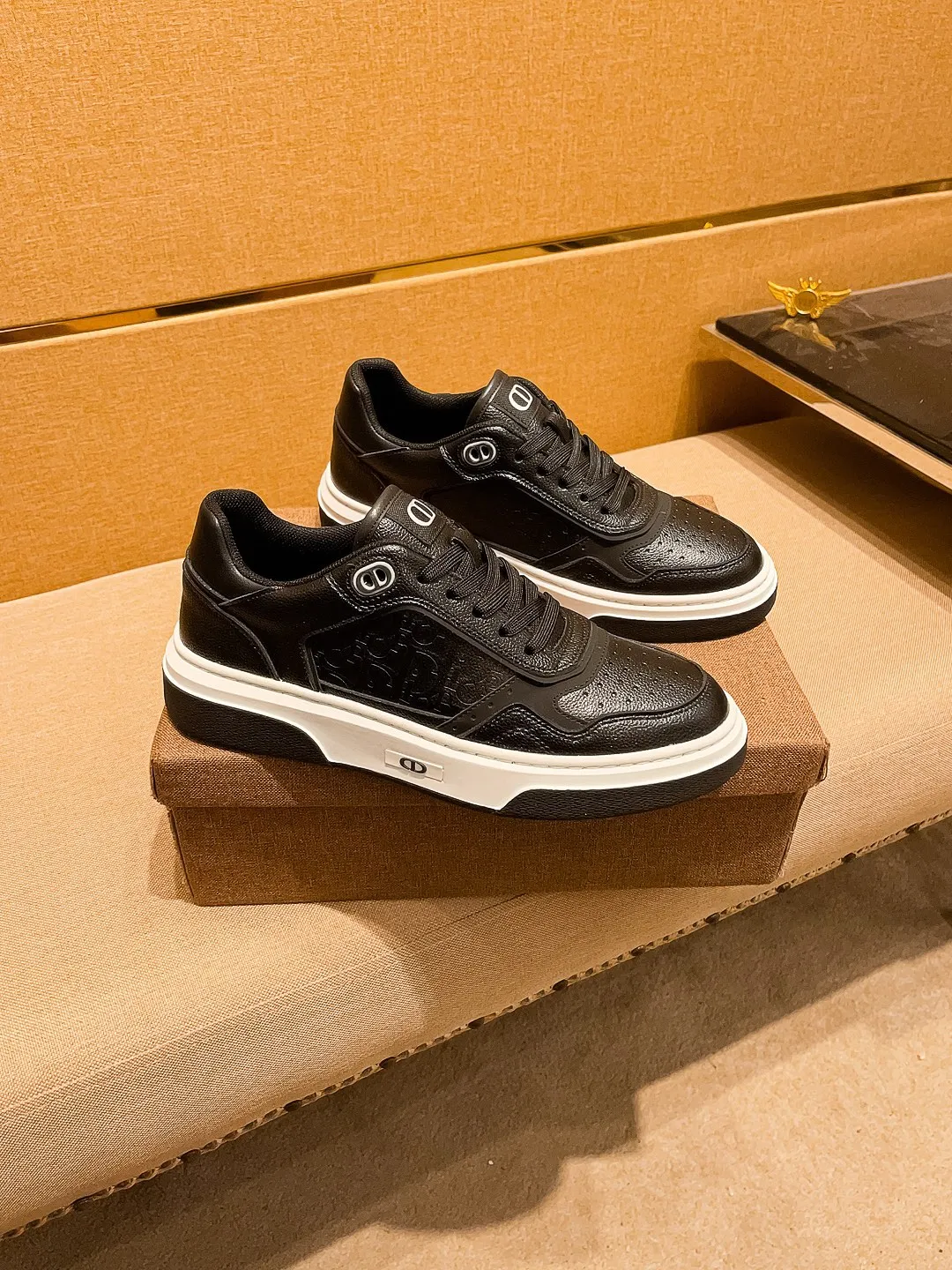 Men's shoes💰 440💰[Dior]🔥 High-end men's shoes brand official website 1:1 latest masterpiece: the upper is made of Italian imported first-layer cowhide with a comfortable and breathable lining➕original non-slip and wear-resistant outsole🔥, making walking more convenient and comfortable! An exclusive new model, a stunning work, a beautiful 1:1 replica [color] compared to the official quality! Create a fashionable personality to set off your uniqueness! A must-have for trendy men! Classic 🔥 Size: 38-44 Color: 🔥 2⃣️ colors available 🔥.